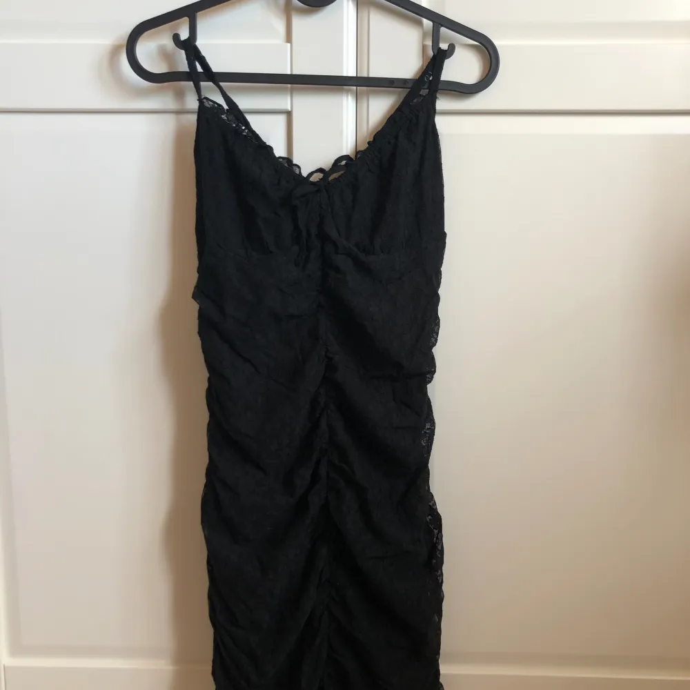 En svart klänning i spets. Använd endast två gånger då den inte är i min stil. Storlek M men passar även mig i S. Säljer alla mina varor för under 150kr!!!. Klänningar.