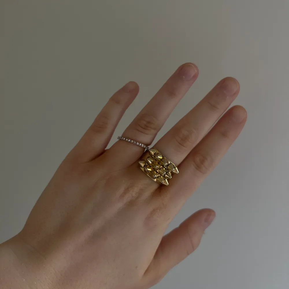 Säljer min populära Edblad ring i guld❣️Ringen är i fint skick, men har några små repor på baksidan av ringen. Säljer då den är i en för stor storlek för mig!💞🫶🏻Nypris: 399kr, säljer för 200kr✨🌸Smyckes Ask medföljer ej!. Accessoarer.