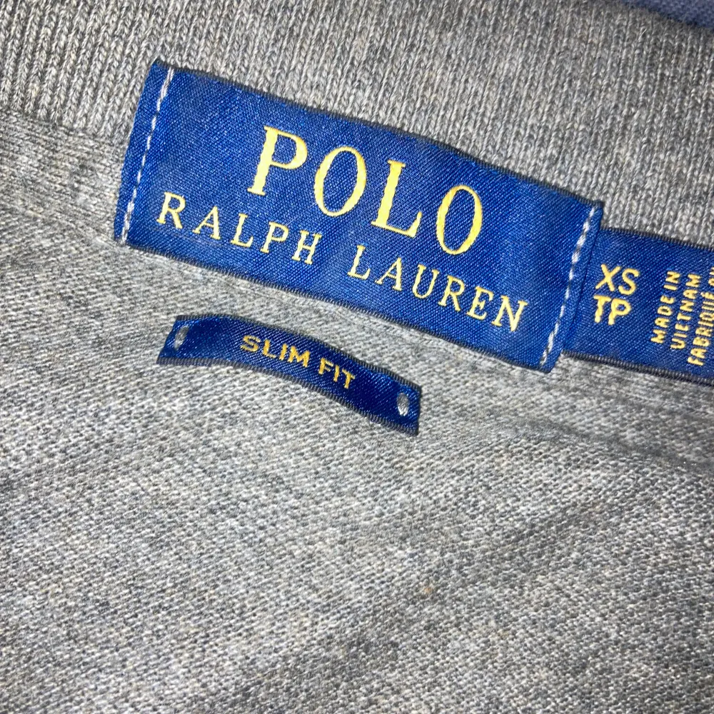 En grä rugbytröja/långärmad pike från Polo Ralph Lauren. Den är i bra skick och storlek Xs. Jag säljer pga att den har blivit för liten för mig, priset är inte fast och skriv ifall du har några frågor👍. Tröjor & Koftor.