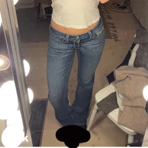Lågmidjade bootcut jeans - Säljer dessa lågmidjade bootcut jeansen. Första bilderna lånade, sista är min egen. Säljer då dom är för långa (har vikt upp dom på bilden) skriv för frågor❤️❤️