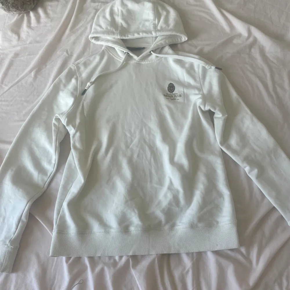Säljer min Morris Stockholm hoodie i off white färg eftersom den är för stor för mig. Är i riktigt bra skick och använd ett fåtal gånger.. Hoodies.