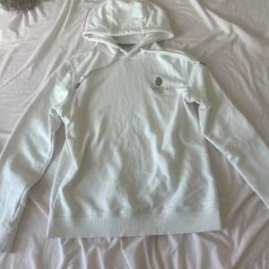 Säljer min Morris Stockholm hoodie i off white färg eftersom den är för stor för mig. Är i riktigt bra skick och använd ett fåtal gånger.