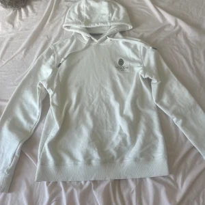 Morris hoodie  - Säljer min Morris Stockholm hoodie i off white färg eftersom den är för stor för mig. Är i riktigt bra skick och använd ett fåtal gånger.