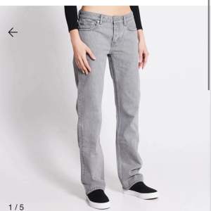 Grå jeans från lager 157 i storlek. Modellen icon.