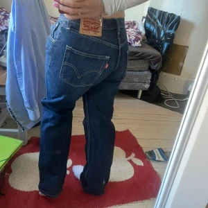 Fina byxor från Levis!💕 - Passar mig perfekt som är 163 cm lång💕 inga synliga slitningar, knappt använda pga lite för små för mig. Jätte fina för övrigt. Hör av dig om du har frågor✨250 kr fast pris💕