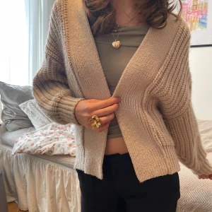 oversize stickad kofta - super snygg och cozy kofta från hm (tidigare kollektion)! den är i jättebra skick och knappt använd, säljer då den inte kommer till användning ❤️❤️skriv för flera bilder eller frågor! 😊