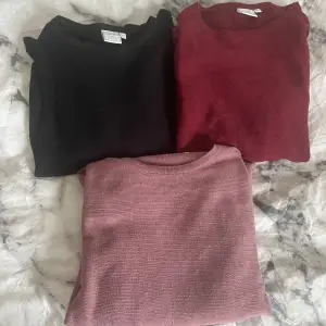 Säljer dessa tröjor då dem inte längre passar min syster så bra. Finns i tre färger, rosa/lila,svart, vinröd. Sitter jätte fint. Har en trekvarts ärm. Alla är i xs.  50Kr styck  Köper du två får du dem för 80 kr  Köper du tre får du dem för 130
