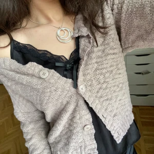 Kofta - Jätte fin stickad kofta storlek M men skulle säga att den passar som S, kom privat för fler bilder 