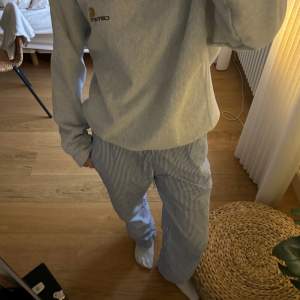 Superfina randiga pyjamasbyxor från Arket i jättebra skick. Nypris 700kr, storlek M, jag är 169! 