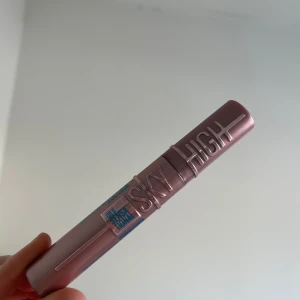Mascara - Säljer sky high från maybelinne new york waterproof mascara🤍Den är aldrig använd utan helt ny jag säljer den då jag råkade köpa flera🤍orginalpris: 150kr säljer för 70kr