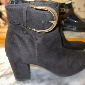 Fina stövletter  - Använd enstaka gång  Fint skick, se bilder  Storlek 38 