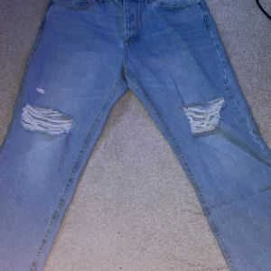 Blue Ripped Jeans  - Storlek 34 (S/M) Passar Street och Y2K Limiter Edition Jeans Kostnad 250 kan köpas för 200 (Originalkostnad 350) 