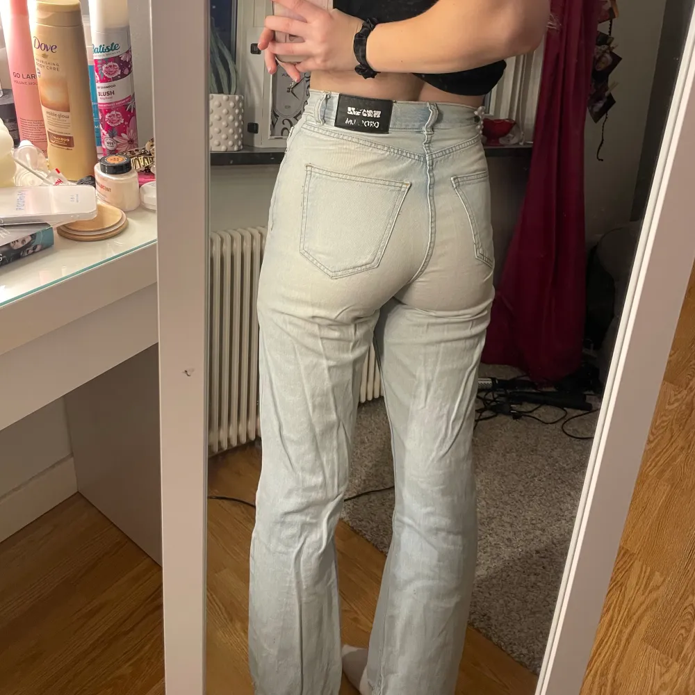 Högmidjade ljusblåa jeans som jag inte använder längre. Väldigt bra skick men texten på lappen i bak har skavts bort lite. Jeans & Byxor.