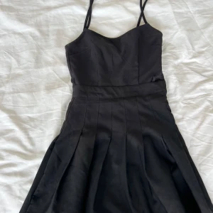 söt svart klänning🥰 - säljer min svarta klänning, oklart vilket märke men skulle gissa på h&m eller new yorker, ej några defekter och kontakta vid frågor 🥰