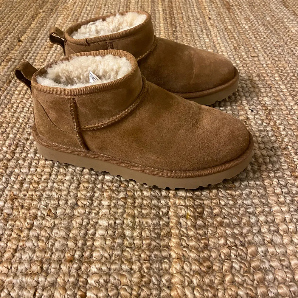 Nästan oanvända uggs ultra mini i färgen chestnut. . Skor.