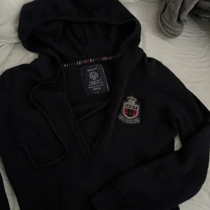 vintage gant hoddie  - bra skick.  stolek m men skulle säga att den är mer än s. 
