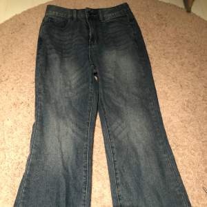 Mörkblå jeans som säljes på grund av att dom är för stora. Har används några gånger men har inga tecken på det🌸