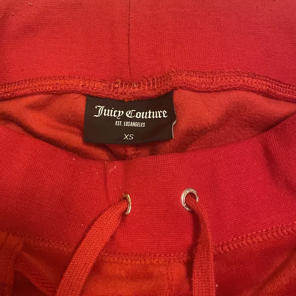 Säljer även mina röda juicy byxor då dom inte kommer till användning. Dom har använts ett par gånger men det är inget fel på dom. Det är storlek Xs. Jeans & Byxor.