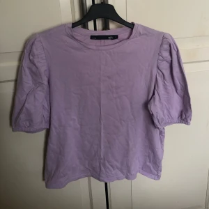 T-shirt - Jätte fin ljuslila/pastel lila t-shirt med ärmar som går ner till armbågen, ganska puffiga ärmar, använd några gånger men det var för npgra år sedan, köpt från lager 175. Skriv vid frågor eller funderingar❤️