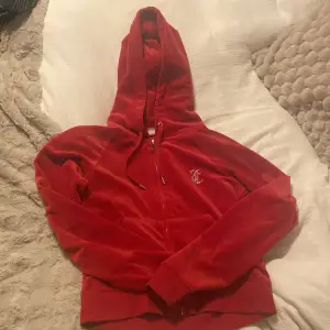 Säljer min röda juicy tröja då den inte kommer till användning. Knappt använd men två stenar på baksidan fattas. Den är i storlek M men passar okej på mej som vanligtvis är en S