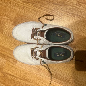 Polo Skor - Säljer mina knappt använda Polo/Raulph lauren skor då dom är för små för mig. Det är storlek 41/42 och använda MAX 3 gånger. Riktigt snygga nu till våren sommaren. Kan sänka pris 
