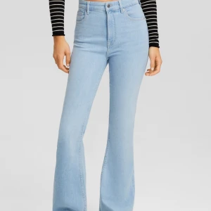 Ljusblå bootcut jeans  - Säljer mina ljus blåa jeans från berska då de inte kommer till användning, använd fåtal gånger och ser mycket bra skick ut. Skriv vid intresse elle vid frågor 💗