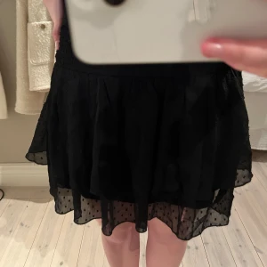 Kjol - Kort volang kjol från Ginatricot! Säljer pga ingen användning för den tyvärr💗