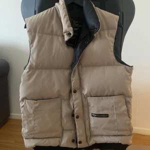 Canada goose - Canada goose väst Äldre Model. Skick 7/10 Bara skriva vid funderingar eller mera bilder🙌🏽 