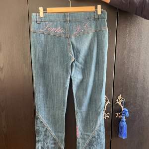 Helt unika rhinestone jeans från okänt märke, inga defekter samt lågmidjad. Användts enbart fåtal gånger under 90-talet.  Vid ytterliga frågor är det enbart att skriva ✍️  Ytterbensmått: 108cm Innerbensmått: 84cm  Midjemått: 40cm 