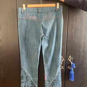 RETRO RHINESTONE JEANS ✨ - Helt unika rhinestone jeans från okänt märke, inga defekter samt lågmidjad. Användts enbart fåtal gånger under 90-talet.  Vid ytterliga frågor är det enbart att skriva ✍️  Ytterbensmått: 108cm Innerbensmått: 84cm  Midjemått: 40cm 