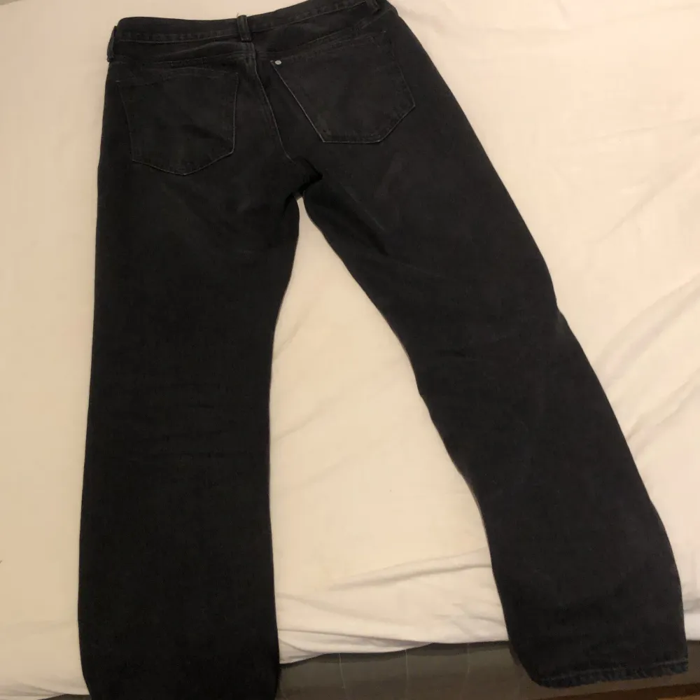 Jeansen köptes för ca 2 månader sedan, har ej använt de mycket. Säljer för 350 kr men kom gärna med bud. Inga defekter osv.. Jeans & Byxor.