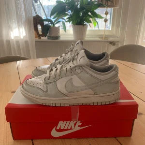 Nike dunk low photon dust - Skick 6/10, är ett visst slitage i hällen. Nypris 2400 från sole plus, säljer pga de är för små och försöker bara ge mig av med dem. Pris kan diskuteras.