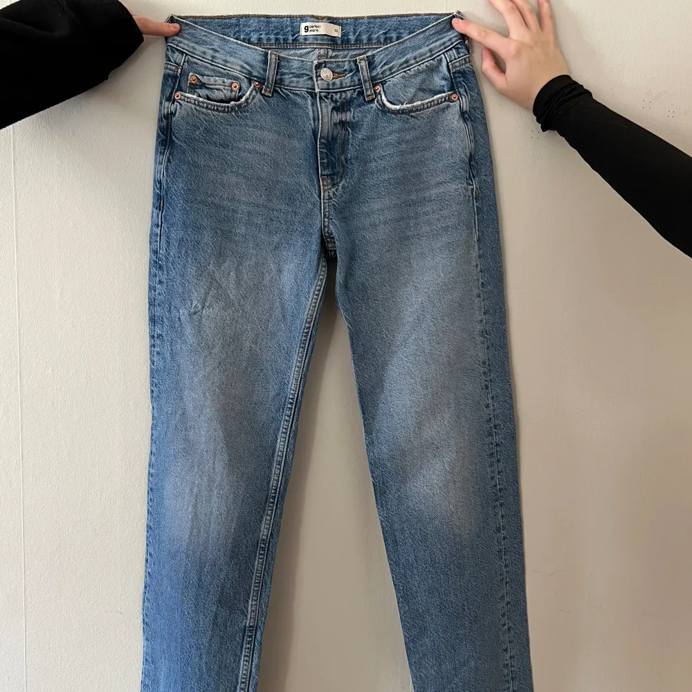 Mid waist jeans från Ginatricot i stl 32. I väldigt bra skick då de är varsamt använda. Bekväma att ha på sig. . Jeans & Byxor.