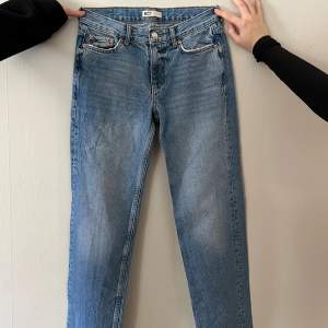 Mid waist jeans från Ginatricot i stl 32. I väldigt bra skick då de är varsamt använda. Bekväma att ha på sig. 