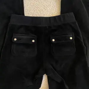 Svarta juicy byxor köpta från Jackie i mall of scandinavia. Den har en liten fläck på vänstra fickan som tyvärr inte går bort, annars är den i bra skick. Säljer då den inte kommer till användning💞