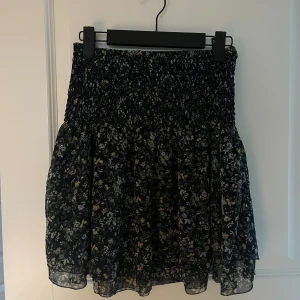 Blommig kort kjol - Gullig kort kjol fårn Pepe jeans. Köpt för 800kr men säljer för 220. Passar både til hösten med ett par tunna tights och till sommaren😇