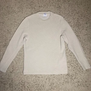 beige tröja - Säljer denna knappt använda tröjan som har en unik textur. Storleken är M men den har krympt i tvätten och passar S nu. Hämtas i Oxie, Malmö.