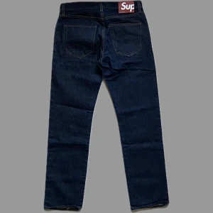 Supreme Jeans - Säljer mina feta autentiska Supreme jeans köpta från sellpy då dem ej passar mig längre, midjemått 80cm, skriv gärna om du har ngn fråga 💯