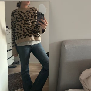 Stickad Leopard Tröja - Inte använd så många gånger, mjuk och jätte bra passform. Jätte snygg till året runt och trendig just nu!❣️Kan komma överens om lägre pris!