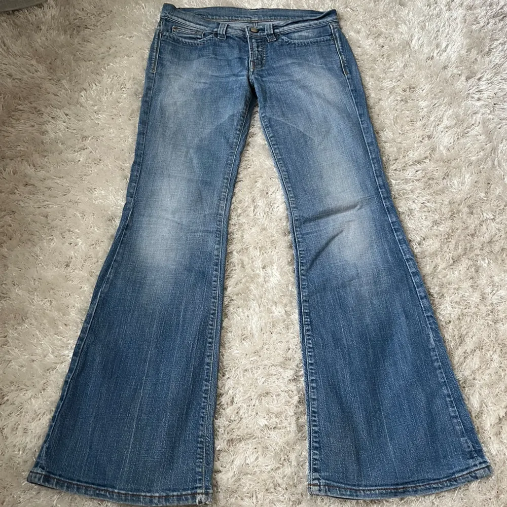 Säljer dessa blåa lågmidjade bootcut jeans. Midjemått: 78cm Innebenslängd: 80cm. De passar inte mig därav har jag inte bilder på. Har du någon fråga är det bara att höra av dig🫶🏻. Jeans & Byxor.