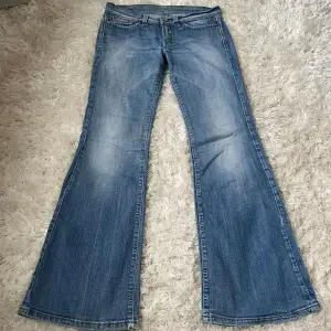Säljer dessa blåa lågmidjade bootcut jeans. Midjemått: 78cm Innebenslängd: 80cm. De passar inte mig därav har jag inte bilder på. Har du någon fråga är det bara att höra av dig🫶🏻
