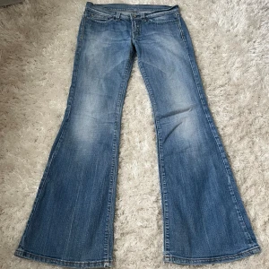 Lågmidjade bootcut jeans - Säljer dessa blåa lågmidjade bootcut jeans. Midjemått: 78cm Innebenslängd: 80cm. De passar inte mig därav har jag inte bilder på. Har du någon fråga är det bara att höra av dig🫶🏻