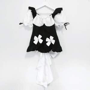 Kinky AF French maid outfit, perfekt till cosplay eller varför inte året runt? 🥵🖤🥰Complete 8-piece set bestående av blus med rosetter, minikjol med tyll, diadem, två thigh garters samt choker med bjällra. Passar storlek M 📏Knappt använt! ✨Köp nu 💌