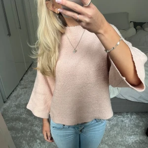 Rosa Trekvartsärmad tröja - Säljer denna rosa trekvartsärmade tröja. Har du någon fråga är det bara att höra av dig🫶🏻