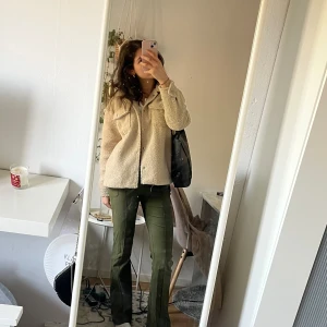 superfin vårjacka!  - en jättefin lurvig vårjacka som knappt är använd! perfekt nu när vädret är på väg att bli bättre. hör gärna av er vid frågor 💗 strl xs/s