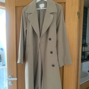 Trench Hm - Mkt lite använd Inga fläckar  strl xs overzized modell,  passar mig strl 38 längd på mig till vaden 170cm