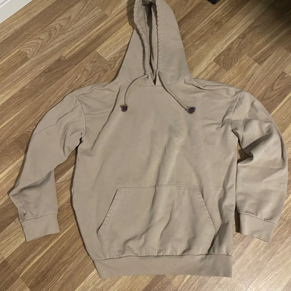 Beige pier one hoodie. Tror att snörena gått sönder längst ut men kan vara designen också kommer inte ihåg.. Hoodies.