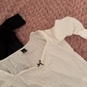 Topp - Säljer denna jättesöta topp från Ginatricot. Den har kommit till användning 2 gånger och säljer då den inte kommer till användning💓