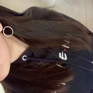 Svart hoodie  - Snygg svart Friends Hoodie i xs. Köpt secondhand och i gott skick utan defekter.💗 Används tyvärr inte längre. Perfekt basic till sommaren.🪻