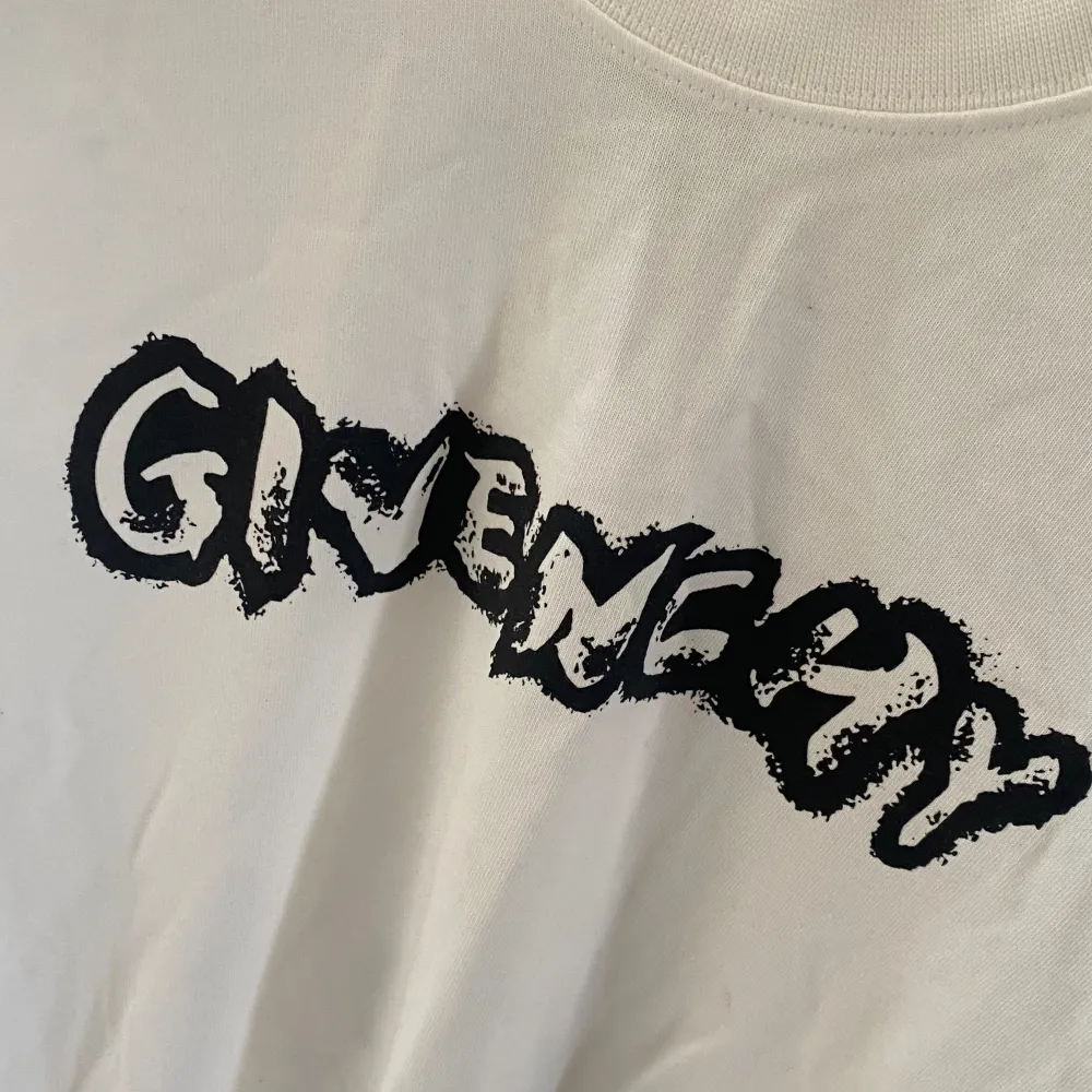 Perfect and new Givenchy t shirt size L white colore . T-shirts.